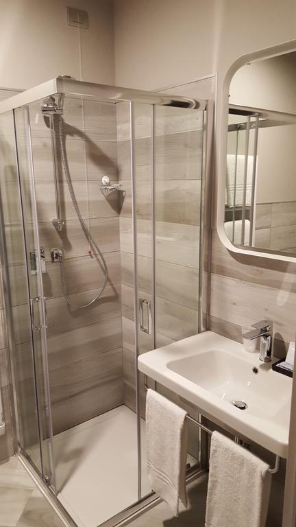 Al Lago Adro Ngoại thất bức ảnh